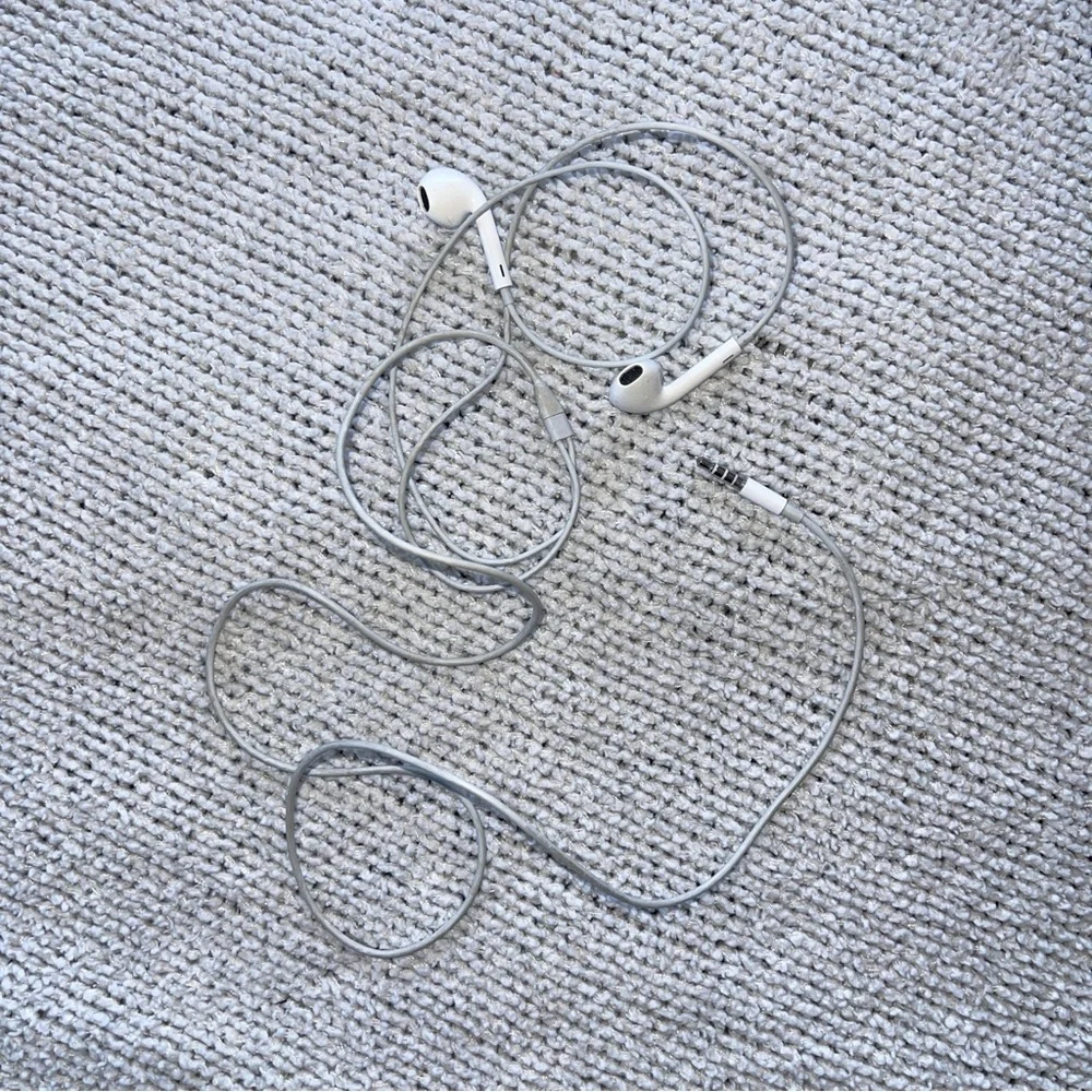 Apple White Wired Earbuds with original aux